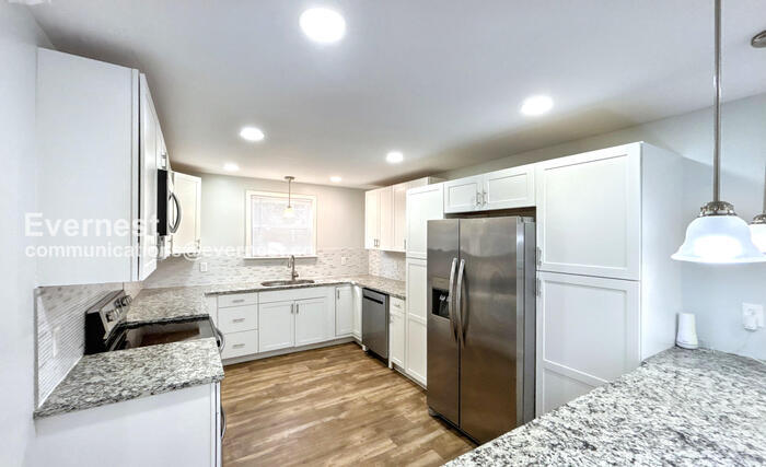 Building Photo - 217 N Sweetbriar Ave