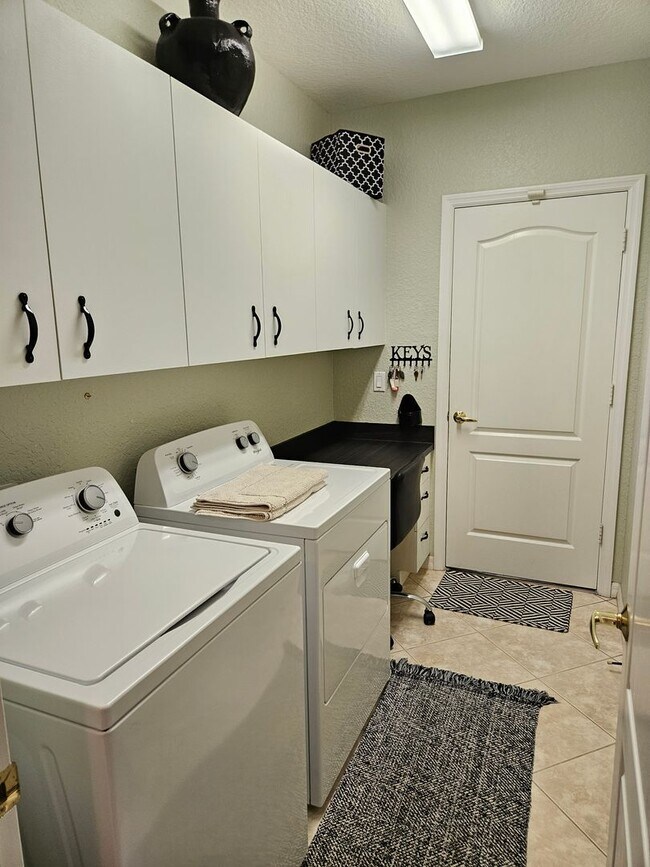 Building Photo - Seasonal Short-Term 2 Bedroom 2 Bathroom with a Bonus Room in the gated community of Venetia!