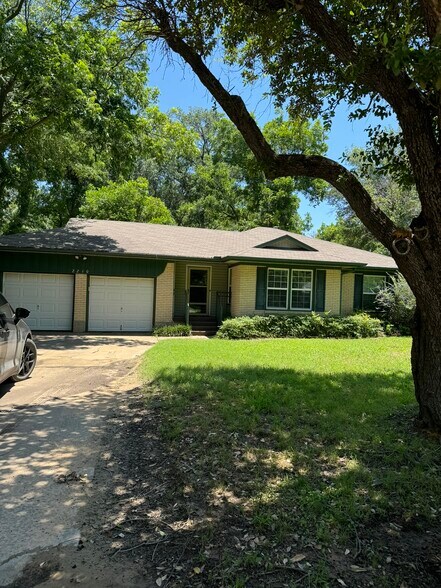 Primary Photo - 2210 Robinwood Ln