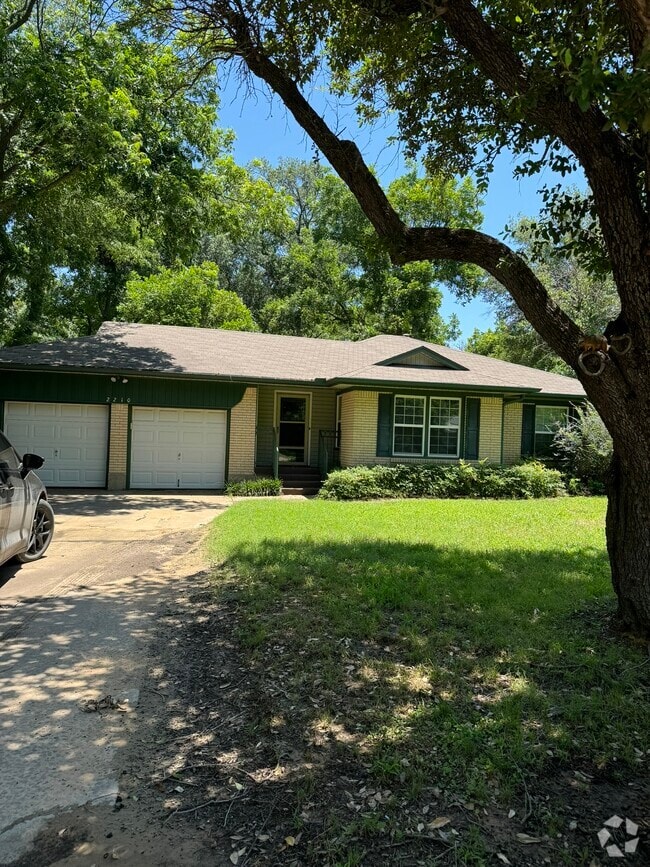 Building Photo - 2210 Robinwood Ln