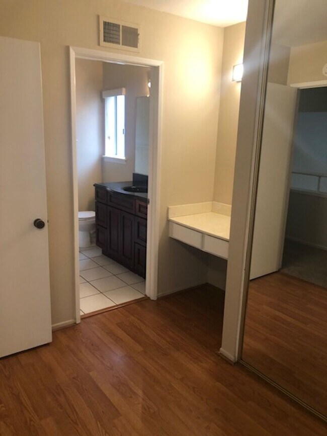 Building Photo - Beautifully Updated 3 Bed/2 Bath Single Fa...