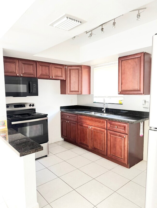 Building Photo - 4290 NW 21st Ave