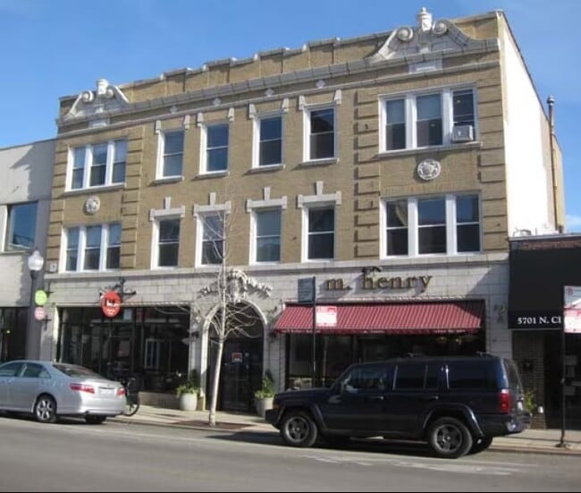 Primary Photo - 5705 N Clark St