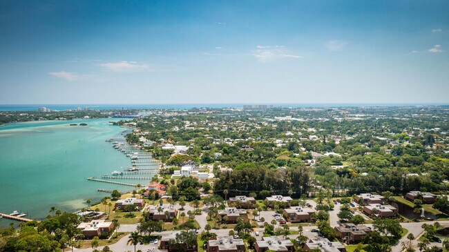 Building Photo - 825 Center St