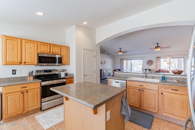 Building Photo - 36500 S Rock Crest Dr