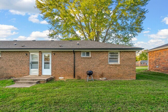 Building Photo - 110 Tandy Dr