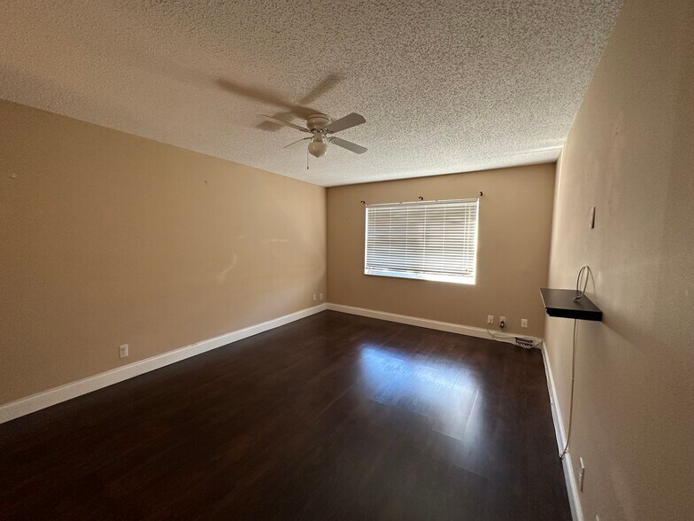 Building Photo - 4158 Inverrary Dr