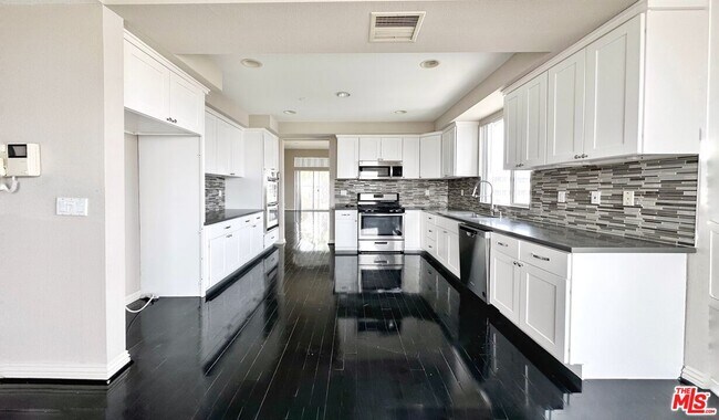 Building Photo - 4100 Wilshire Blvd