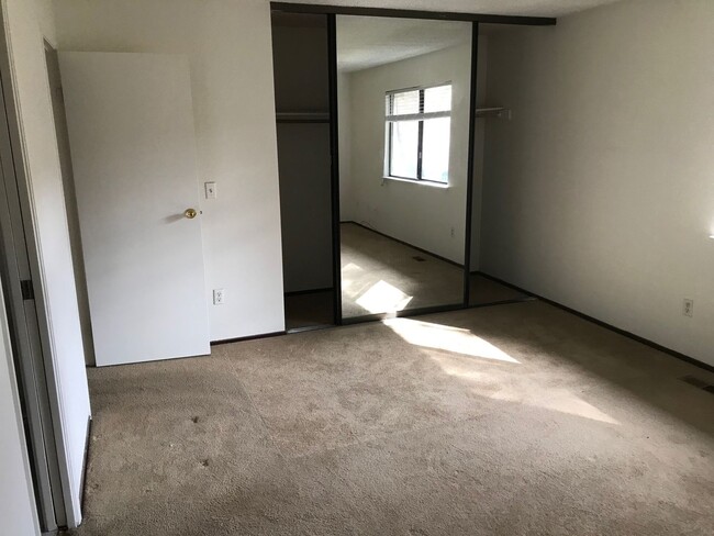 Building Photo - 3 bedroom condo in a great location