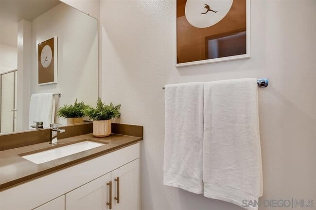 Building Photo - Coming Soo!! Beautiful 4bed/3bath Townhome in Fashion Valley **Move in Special Half off 1st month...
