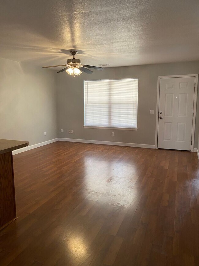 Building Photo - 305 Cedar Creek Dr
