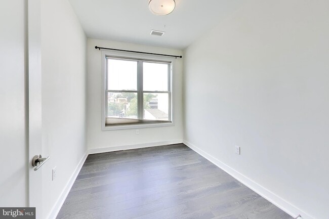 Building Photo - 1350 Maryland Ave NE