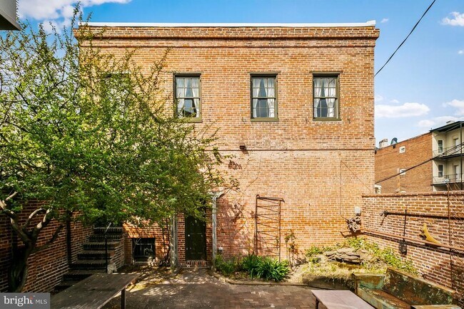 Primary Photo - 8 E Madison St