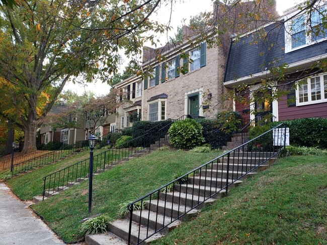 Primary Photo - Meredith Townes townhome! Beautiful condit...