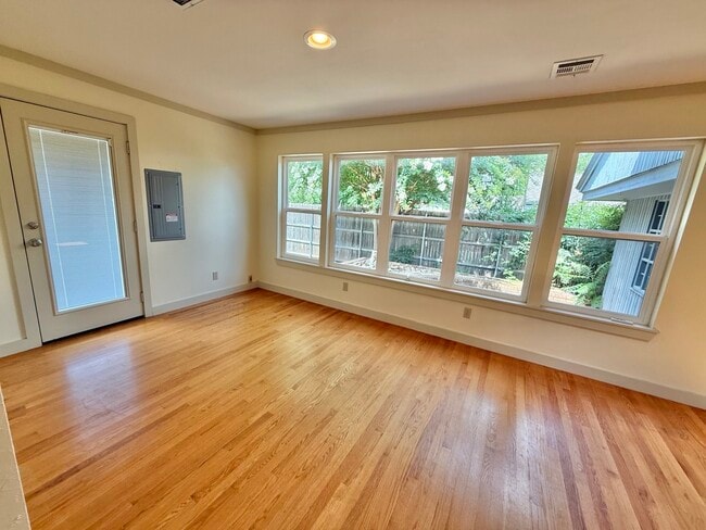 Building Photo - 1004 Brookside Dr