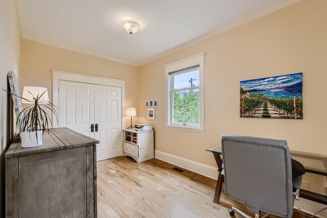 Building Photo - Queen Anne Home