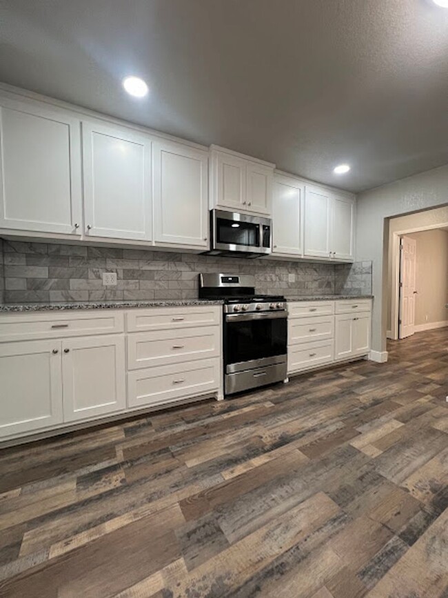 Building Photo - Stunning 4-Bedroom Renovated Home in Sapulpa