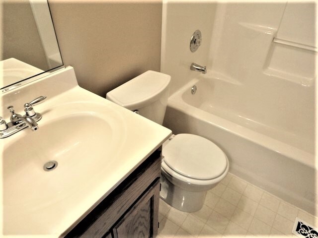 Building Photo - 613 Doral Ln