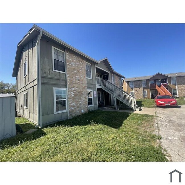 Building Photo - Charming 2-Bedroom Apartment in Central Austin – Vintage Hills Cv
