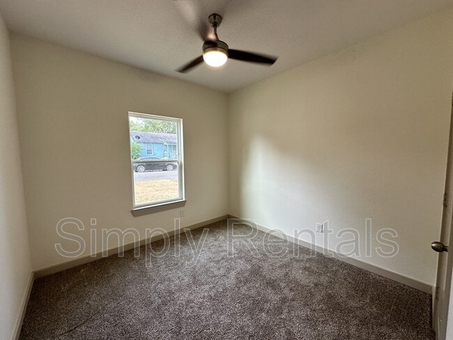 Building Photo - 107 Ross St