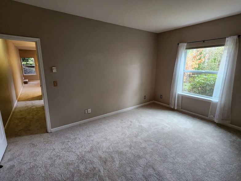 Building Photo - Large 1BR with New Carpeting!!!!