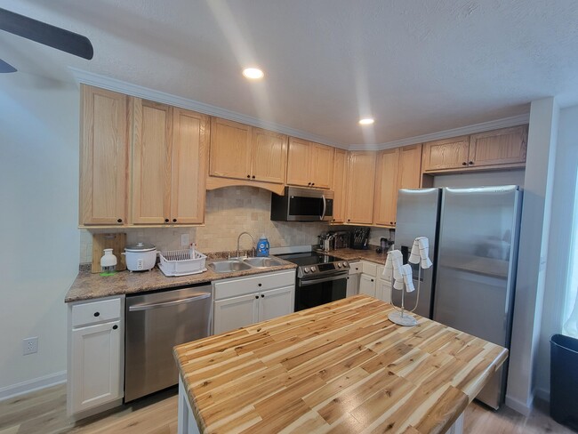 Building Photo - 3228 W Wimbledon Dr