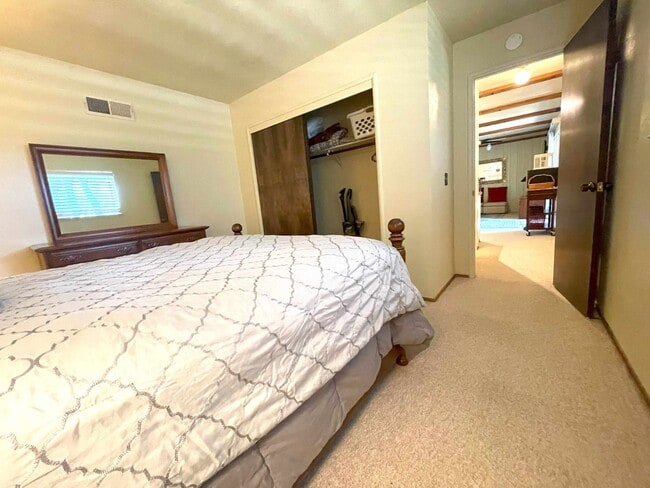 Building Photo - Cozy Apartment-All utilities paid in Lake ...