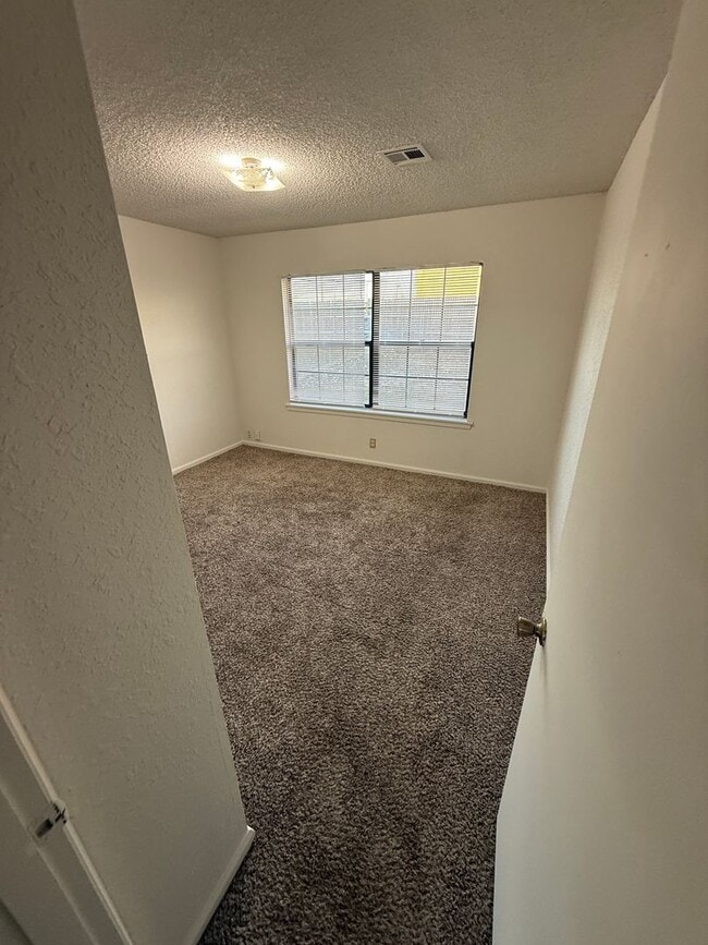 Building Photo - Duplex On West Quantico 3 bed