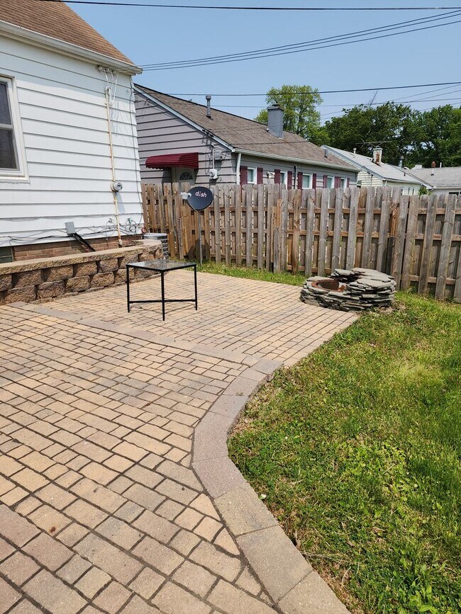 Building Photo - Beautiful 3 Bedroom Home For Rent