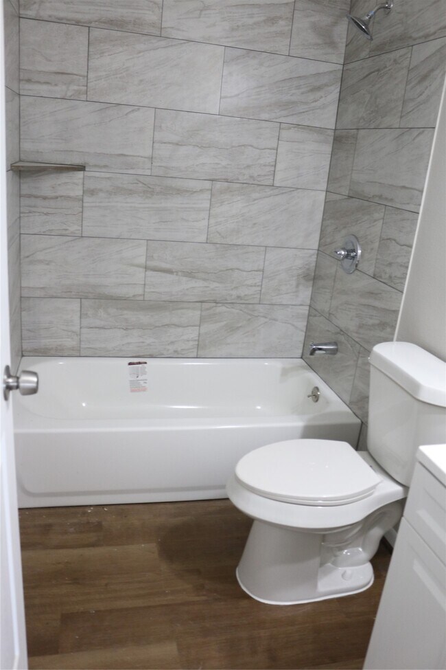 Building Photo - 402 Bacon St