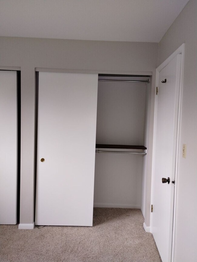 Building Photo - 728-728 Red Deer Ln