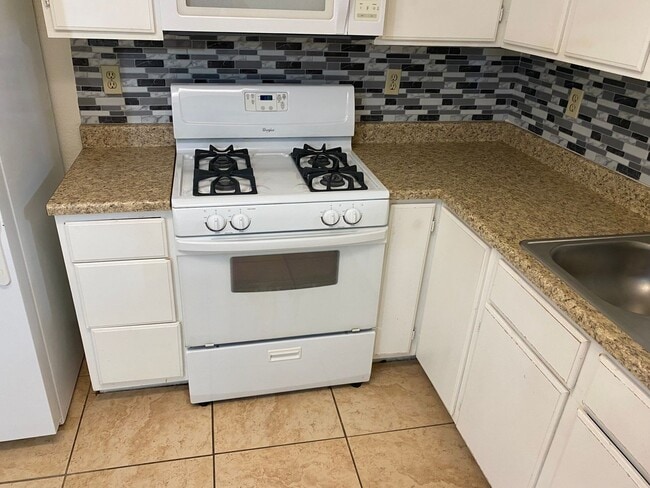 Building Photo - Henderson!!! 4 Bedrooms!! Single Story!! 2 car garage!! Big Back Yard!!! No HOA!! All Appliances!!