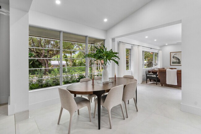 Building Photo - 2330 Lake Ave