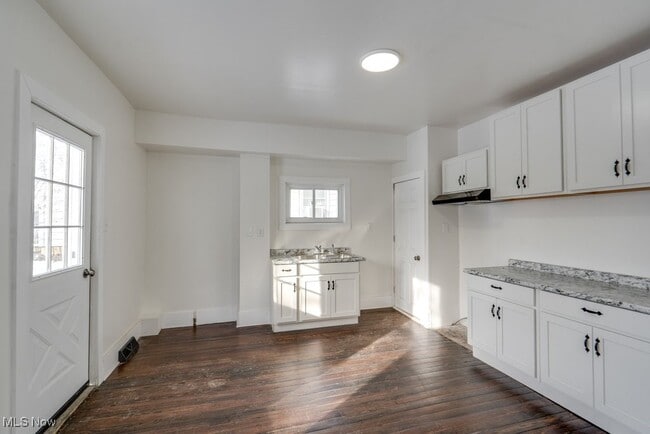 Building Photo - 155 W Walnut St