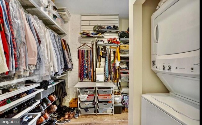 Building Photo - 726 3rd St NE