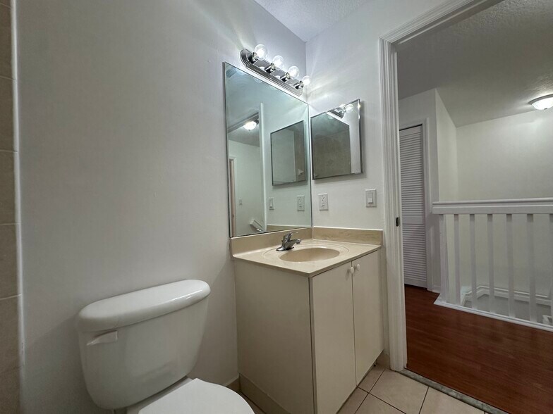 Building Photo - 1712 SE 31st Ct