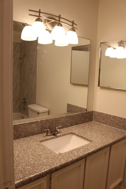 Building Photo - NO SHOWINGS UNTIL 12/15/25