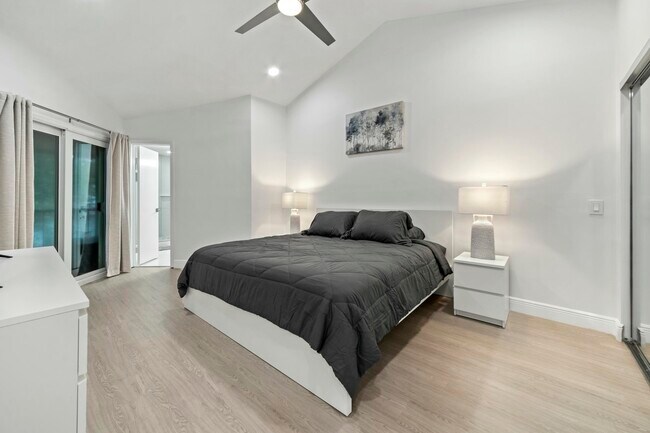 Building Photo - 6553 Via Regina