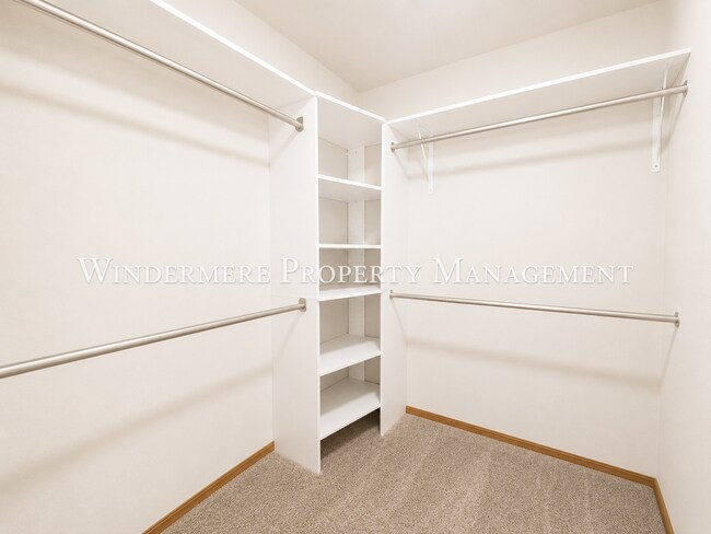 Building Photo - Bright and spacious home close to ferries, PSNS and recreational activities!