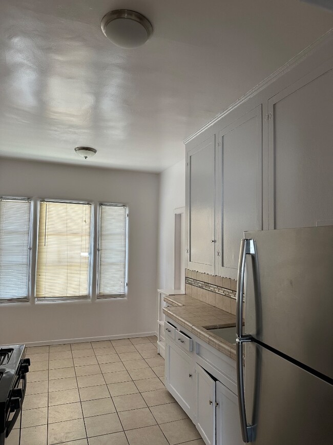 Building Photo - 3207 W 43rd Pl