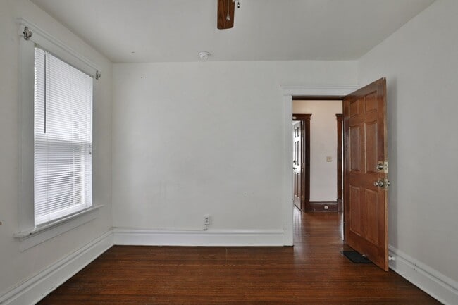 Building Photo - 117 E Lane Ave
