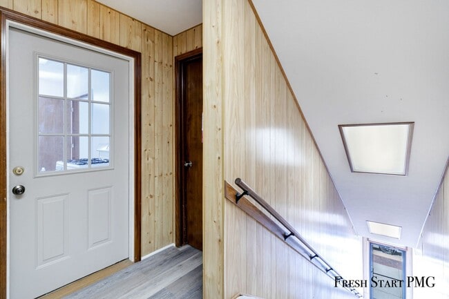 Building Photo - Convenient & Comfortable Living in Downtow...