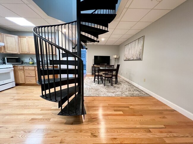 Building Photo - 139 R Linden St