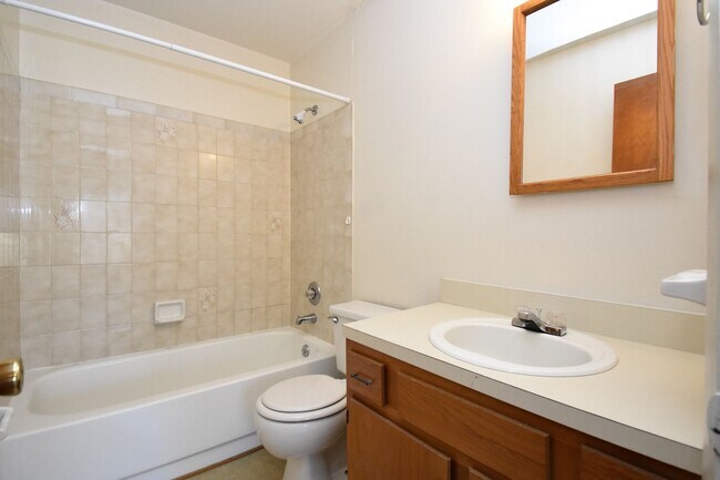 Building Photo - Spacious 2 Bed, 2.5 Bath Townhouse in Sout...