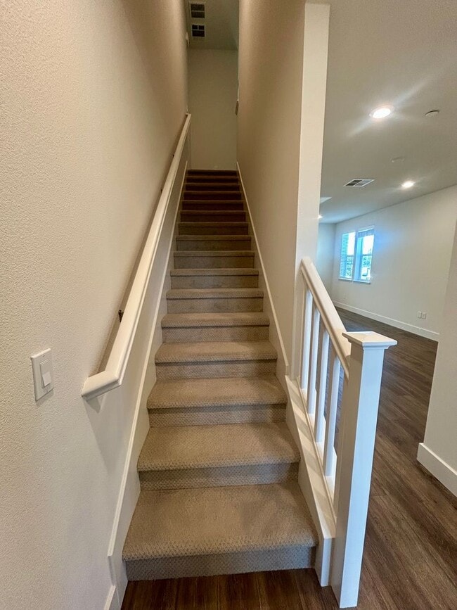 Building Photo - Centrally Located Santa Clara Townhouse