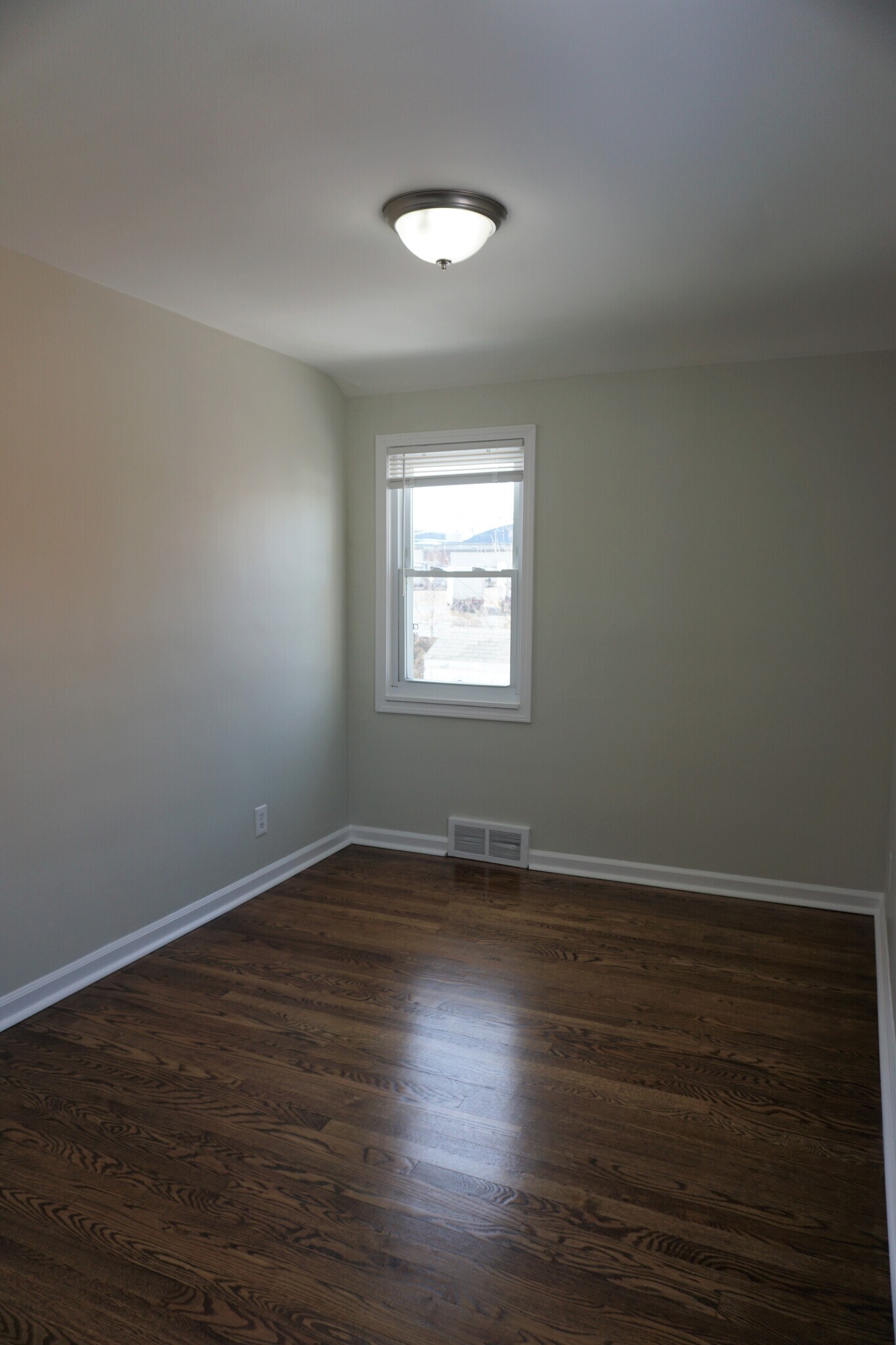 Building Photo - 340 Parkview Dr