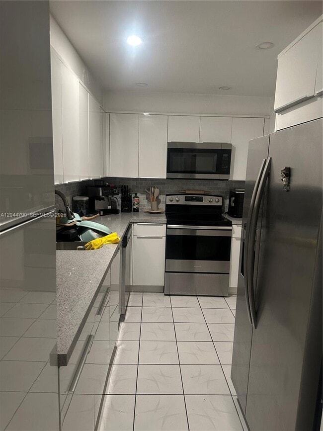 Building Photo - 9225 Collins Ave