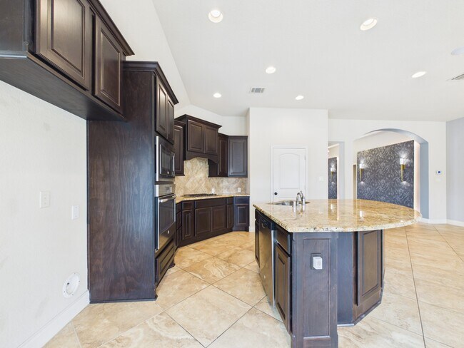 Building Photo - 2807 Naples Park Ln
