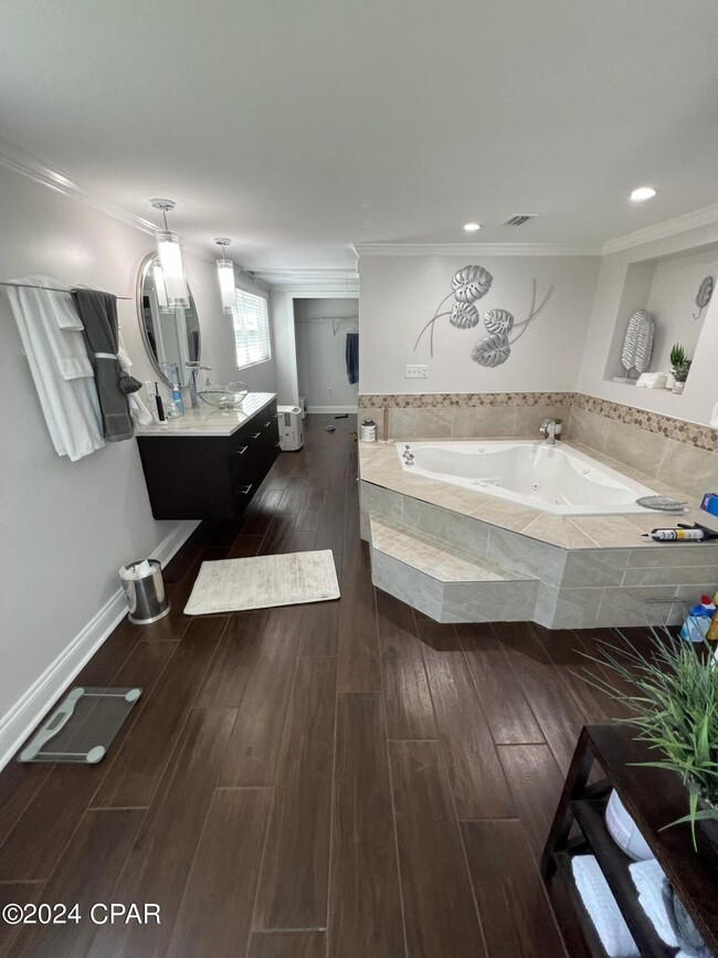 Building Photo - 1528 Oak Ave