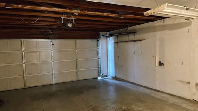 Building Photo - Walking distance to San Joaquin Elementary